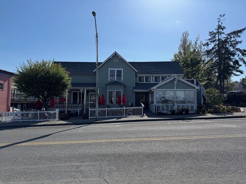 The Bee Hive - Heart of Friday Harbor - 2BR Condo, WiFi, AC, Walk to Everything!