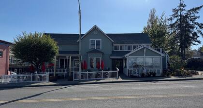 The Bee Hive - Heart of Friday Harbor - 2BR Condo, WiFi, AC, Walk to Everything!