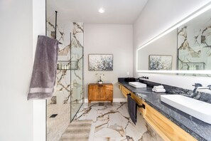 Doccia, asciugacapelli, asciugamani, sapone