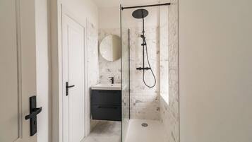 SĂšche-cheveux, serviettes fournies, savon, papier toilette