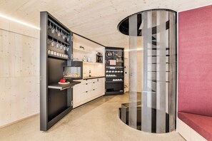 المنشأة من الداخل