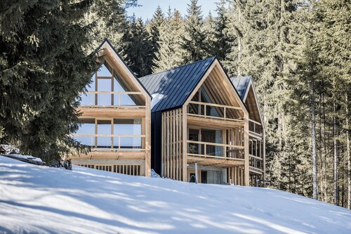 Chalet 'Mitteregge' with Mountain View, Shared Garden and Wi-Fi