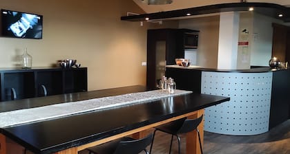 Pico Blue Ocean – Elegant Oceanfront Escape on Avenida do Mar