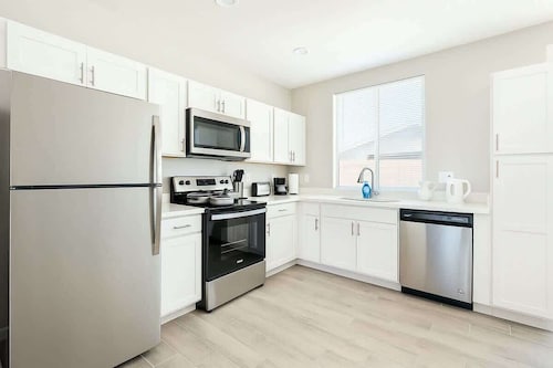 3BD | Free Parking | 75" Smart TV | 2BR | 2Bath