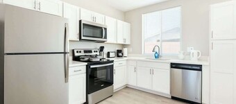 3BD | Free Parking | 75" Smart TV | 2BR | 2Bath