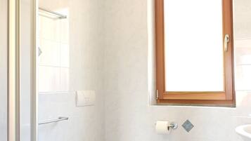 Een douche, handdoeken