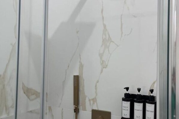 Shower, hair dryer, bidet, towels - Guest house that's love rome (Roma)