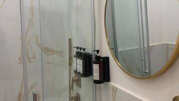 Dusche, Haartrockner, Bidet, Handtücher