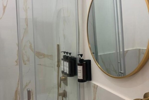 Douche, sèche-cheveux, bidet, serviettes fournies