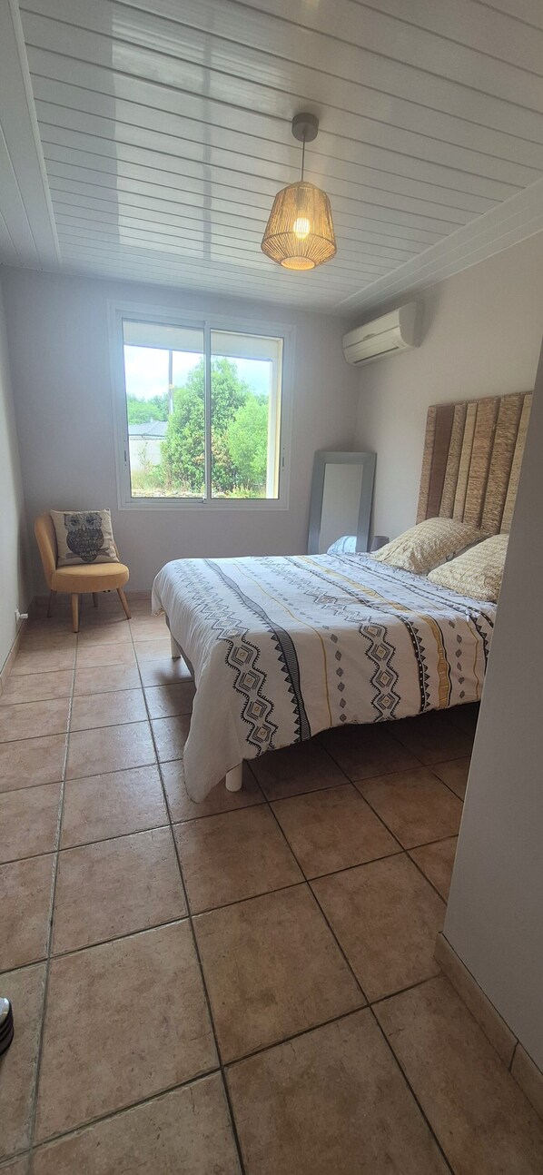 Tabla de planchar con plancha, wifi y ropa de cama
