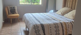 Peaceful house between Médoc vineyards and Hourtin lake. Pool area.