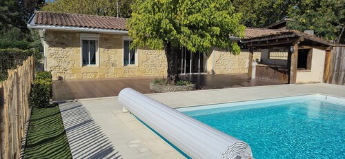 Peaceful house between Médoc vineyards and Hourtin lake.  Pool area.