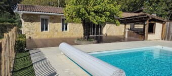 Peaceful house between Médoc vineyards and Hourtin lake.  Pool area.