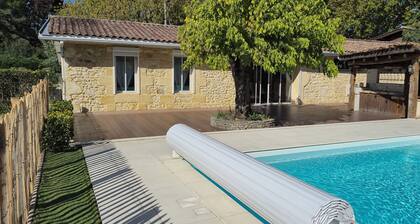 Peaceful house between Médoc vineyards and Hourtin lake. Pool area.