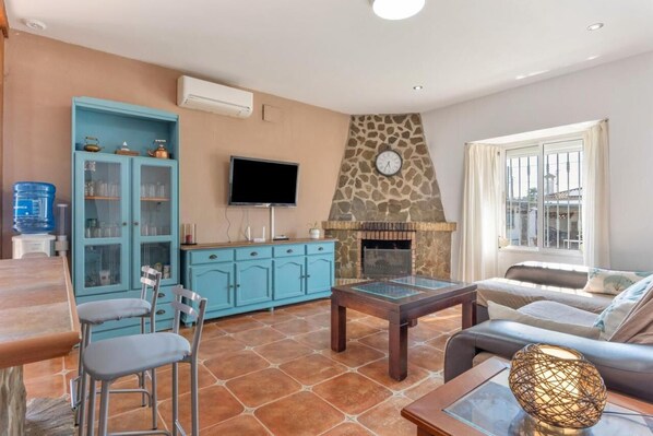 TV, fireplace, ping pong