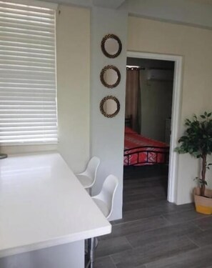 1 chambre, fer et planche à repasser, Wi-Fi gratuit, draps fournis