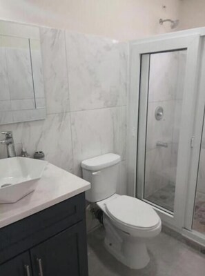 Asciugacapelli, asciugamani, sapone, shampoo