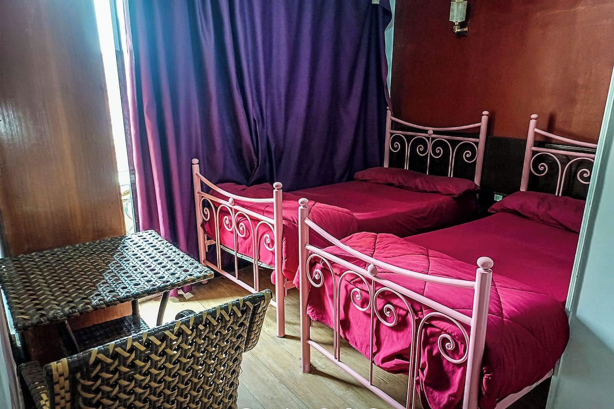 Habitación doble económica | Decoración personalizada, wifi gratis y ropa de cama