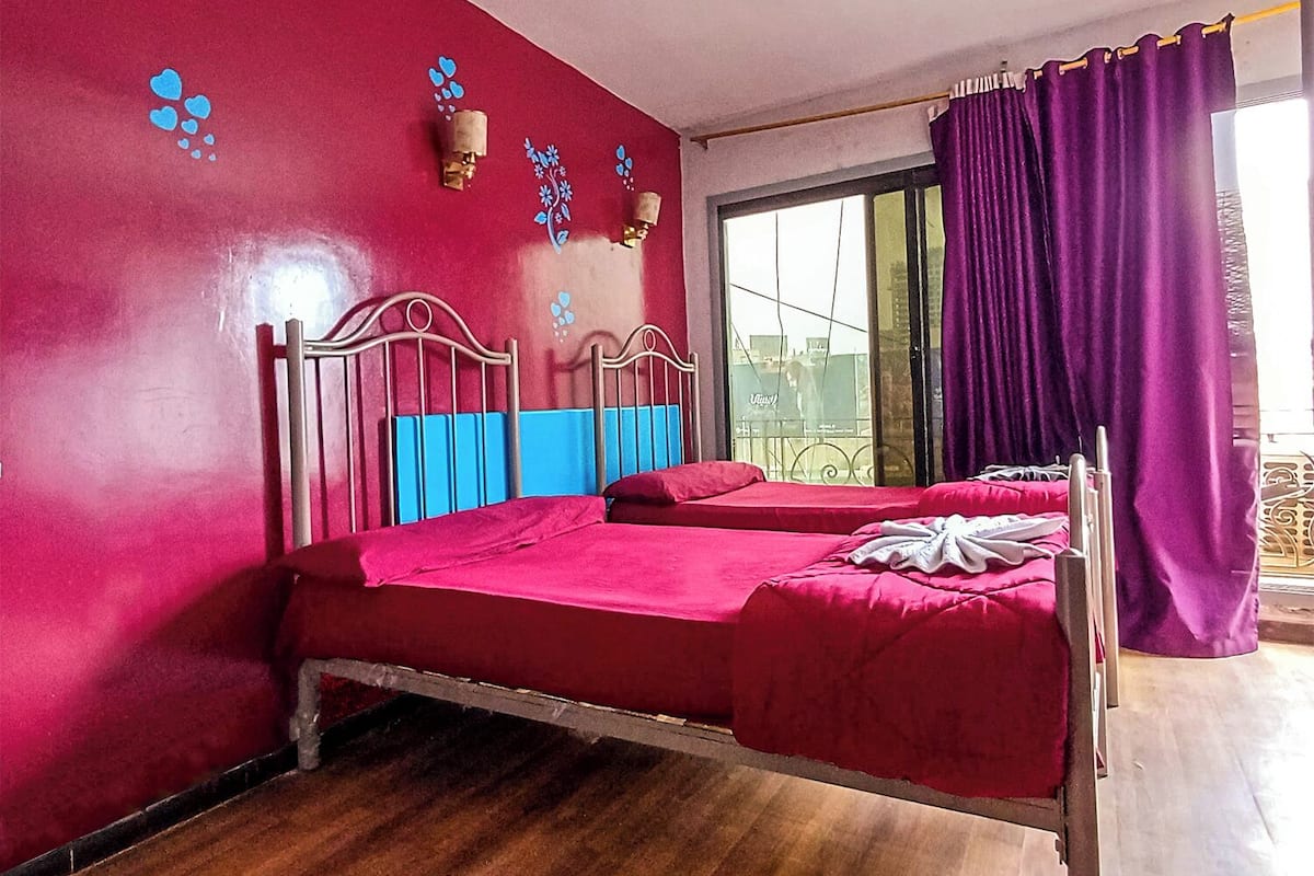 Habitación triple económica, vista a la ciudad | Decoración personalizada, wifi gratis y ropa de cama