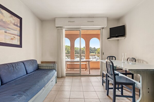 TV - Apartment 'T2 Meublé 38m² Loggia' with Shared Pool, Private Terrace and Shared Garden (Fréjus)