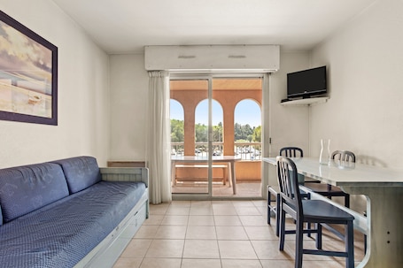 テレビ. Apartment 'T2 Meublé 38m² Loggia' with Shared Pool, Private Terrace and Shared Garden