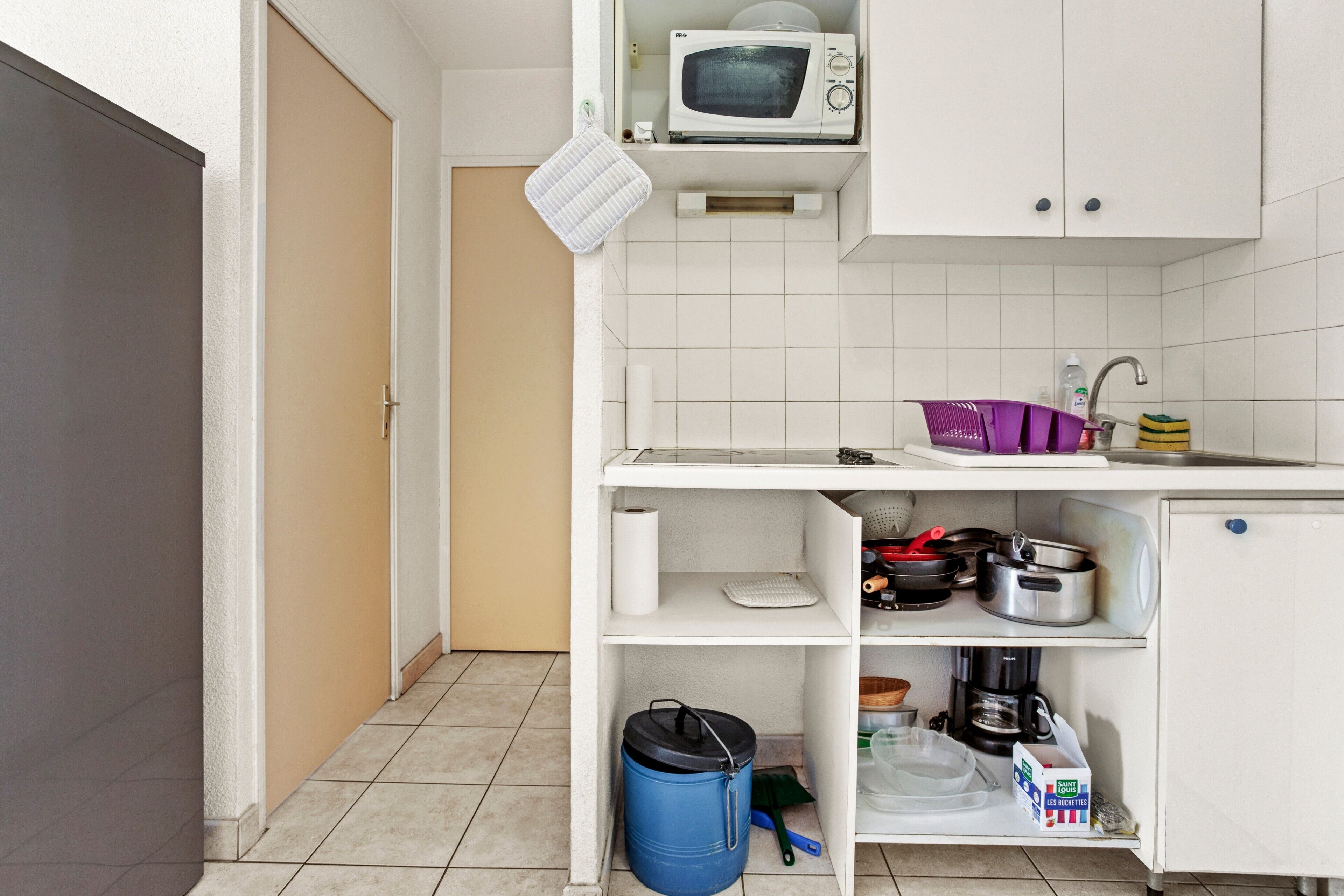 Réfrigérateur, micro-ondes, plaque de cuisson, cafetière/bouilloire