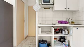 Réfrigérateur, micro-ondes, plaque de cuisson, cafetiÚre/bouilloire