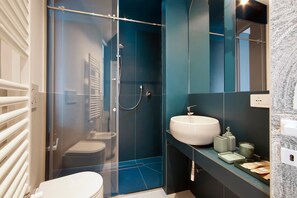 Regadera, secadora de cabello, toallas 