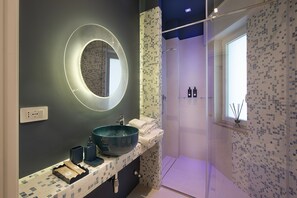 Shower, hair dryer, towels - Apartment 'Farella' with Mountain View, Wi-Fi and Air Conditioning (Pompei)