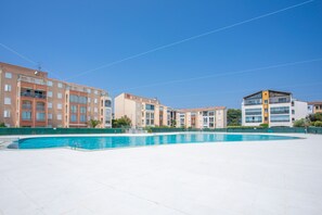 Pool - Holiday Apartment 'Studio Meublé' with Shared Pool (Fréjus)