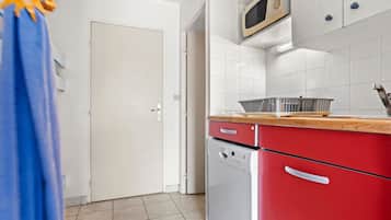 Kylskåp, mikrovågsugn, spishäll och diskmaskin