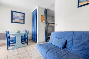 TV - Holiday Apartment 'Studio Meublé' with Shared Pool (Fréjus)