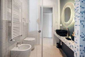 Chuveiro, secador de cabelo, toalhas de banho 