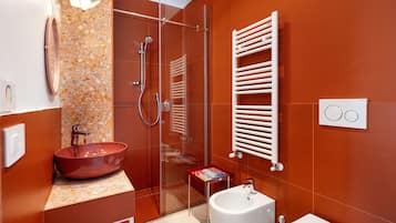 Chuveiro, secador de cabelo, toalhas de banho