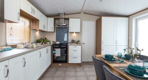 Batterie de cuisine, vaisselle et ustensiles