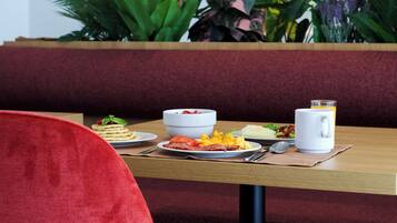 Petit déjeuner buffet (15.00 EUR par personne)