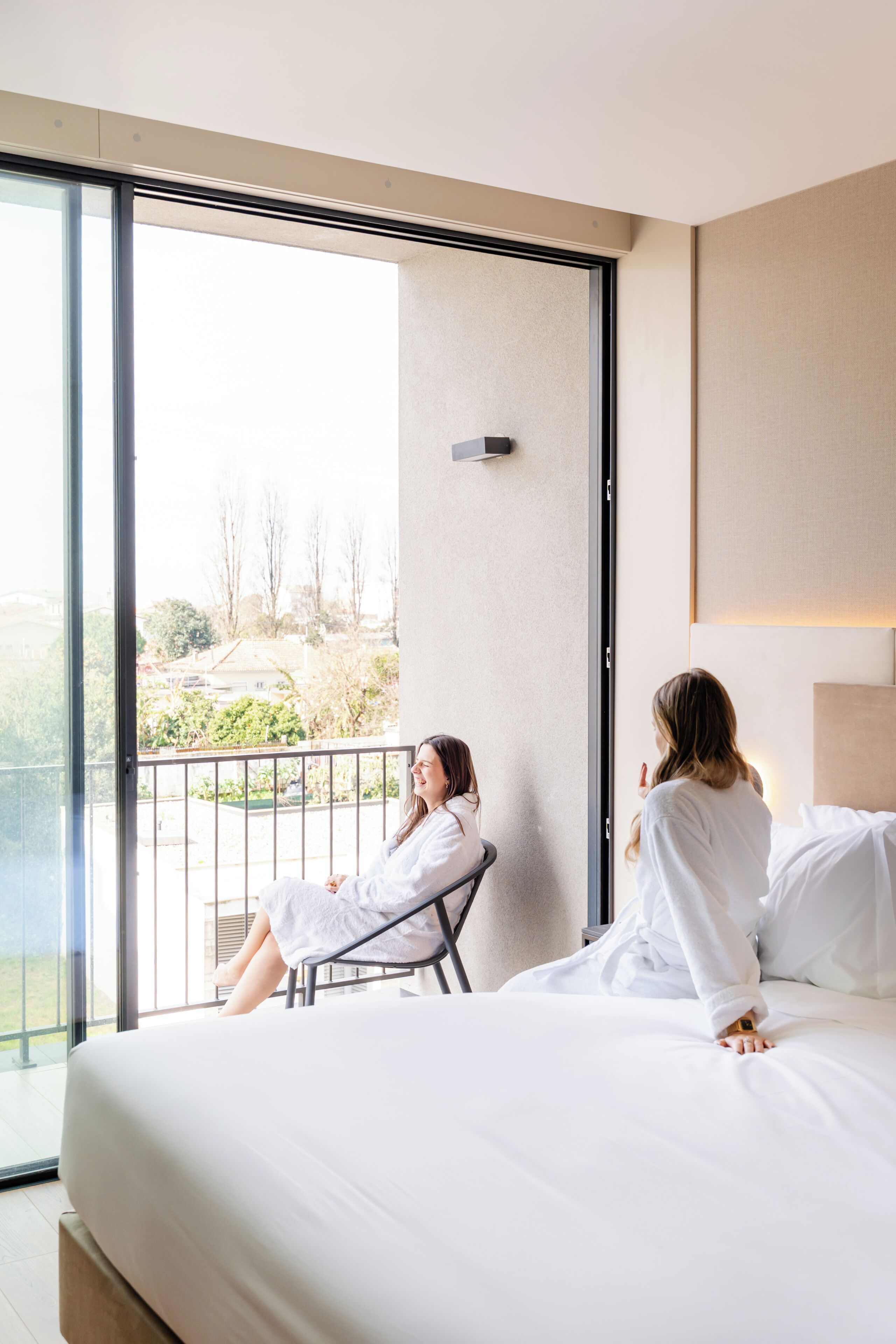 객실 내 금고, 책상, 노트북 작업 공간, 방음 설비