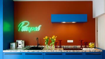 Geladeira, cooktop, lava-louças, cafeteira/chaleira