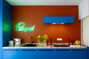 Frigorífic, placa de cuina, rentaplats i cafetera i tetera 