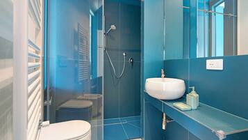 Ducha, secador de pelo, toallas