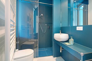 Dusche, Haartrockner, Handtücher