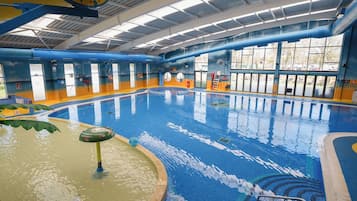 Casa de campo | Piscina | Una piscina cubierta, una piscina al aire libre