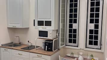 Réfrigérateur, micro-ondes, plaque de cuisson, cafetiÚre/bouilloire