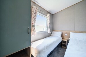 3 bedrooms, individually decorated, individually furnished, free WiFi - Brookside Bliss - Billing Aquadrome (Northampton)