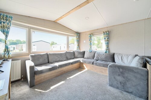 Brookside Bliss - Billing Aquadrome