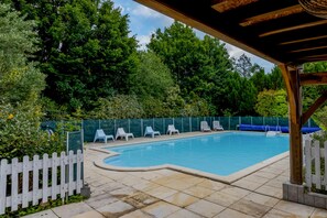 Pool - La Barge – Charming Apartment with Shared Pool in the Heart of the Château (Cubjac-Auvézère-Val d'Ans)