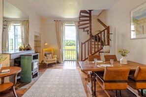 Dining - La Barge – Charming Apartment with Shared Pool in the Heart of the Château (Cubjac-Auvézère-Val d'Ans)