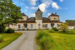 Exterior - La Barge – Charming Apartment with Shared Pool in the Heart of the Château (Cubjac-Auvézère-Val d'Ans)