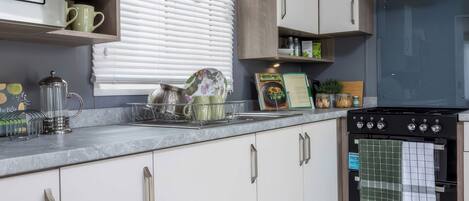 Batterie de cuisine, vaisselle et ustensiles