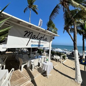 På stranden, hvit sand, buss til stranden (inkludert) og strandbar